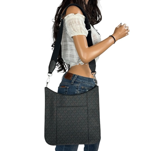 Michael Kors Briley Large Messenger Bag MK Black - Picture 4 of 16